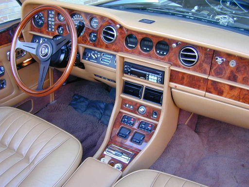 Dashboard van een RR Corniche II uit 1986.