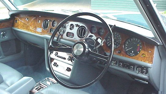 Het dashboard van de Corniche 2-deurs saloon uit 1972.