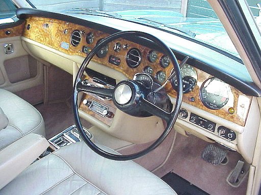 Het dashboard van een andere Corniche 2-deurs saloon uit 1972.