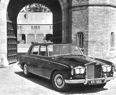 De Rolls-Royce Silver Shadow geportretteerd op de officiele brochure uit 1965.