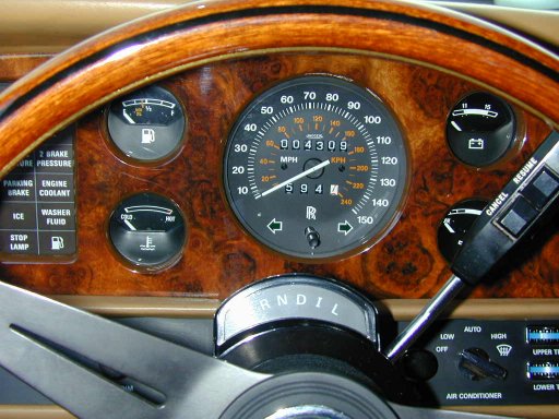 Dashboard van de Rolls-Royce Corniche II uit 1986.