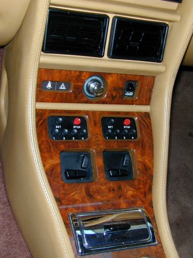 Middenconsole van de Rolls-Royce Corniche II uit 1986.